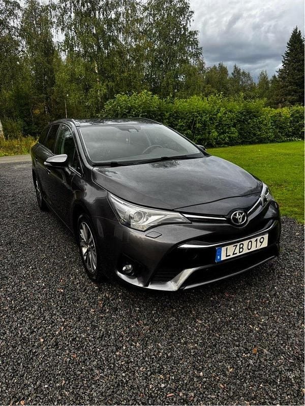 Grå Begagnad 2015 Toyota Avensis Multidrive S Kombi | 157 900 kr (Marknadspris) - Bild 1/4