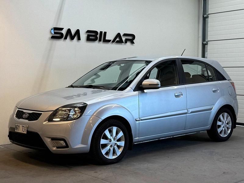 Silver Begagnad 2009 Kia Rio Halvkombi | 49 900 kr (Marknadspris) - Bild 1/4