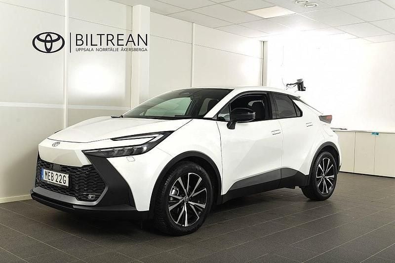 Vit Begagnad 2024 Toyota C-HR Style SUV | 368 900 kr (Lite dyr) - Bild 1/4