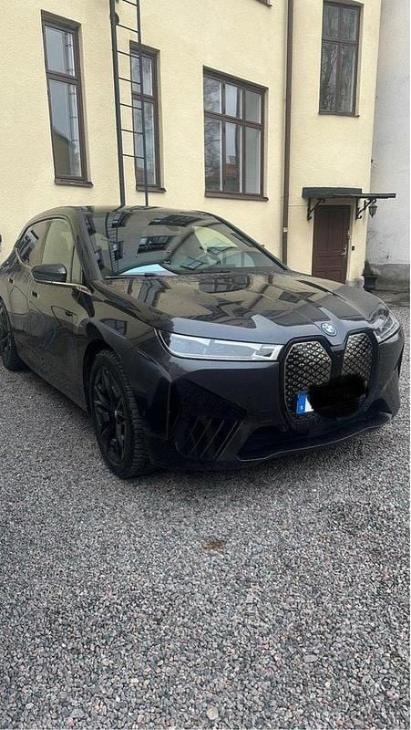 Grå Begagnad 2022 BMW iX Exclusive SUV | 575 000 kr (Marknadspris) - Bild 1/4