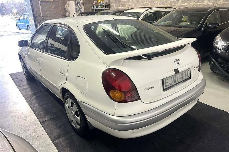 Begagnad Toyota Corolla 107 HK (78 kW) 1999 Vit Halvkombi