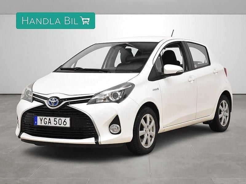 Vit Begagnad 2016 Toyota Yaris Hybrid Active Halvkombi | 129 700 kr (Bra pris) - Bild 1/4