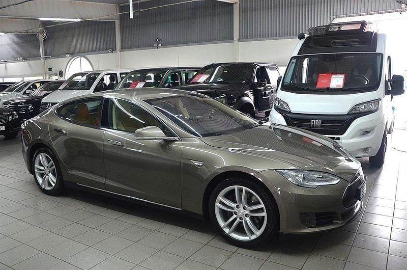 Grå Begagnad 2015 Tesla Model S Sedan | 229 900 kr (Bra pris) - Bild 1/4