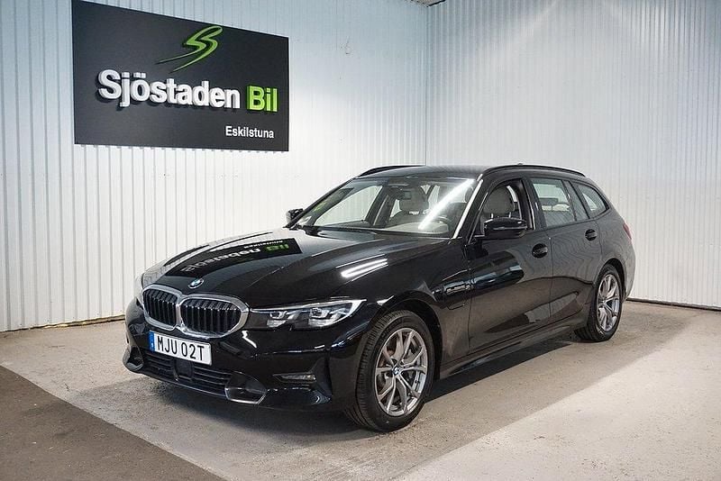 Svart Begagnad 2020 BMW 330e Sport Line Kombi | 255 900 kr (Marknadspris) - Bild 1/4