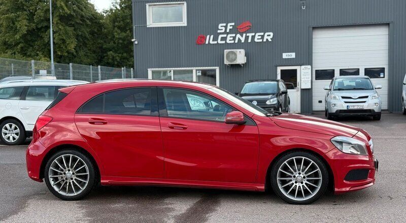 Röd Begagnad 2013 Mercedes A180 AMG line Halvkombi | 119 900 kr (Marknadspris) - Bild 1/4