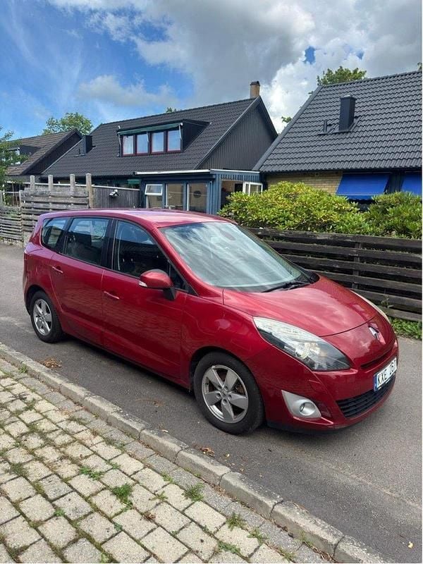 Röd Begagnad 2010 Renault Grand Scénic III Minibuss | 41 900 kr (Marknadspris) - Bild 1/4