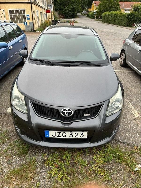 Grå Begagnad 2009 Toyota Avensis Multidrive S Kombi | 80 000 kr (Marknadspris) - Bild 1/4