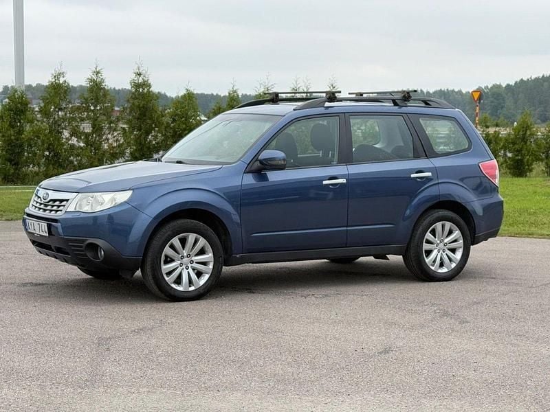 Mörkblå Begagnad 2010 Subaru Forester SUV | 97 000 kr (Marknadspris) - Bild 1/4