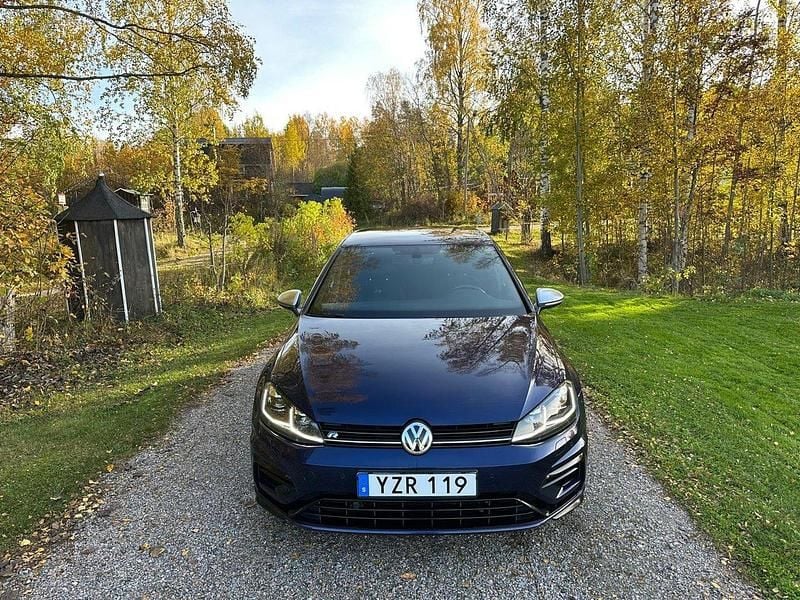 Blå Begagnad 2018 VW Golf VII R Halvkombi | 339 000 kr - Bild 1/4