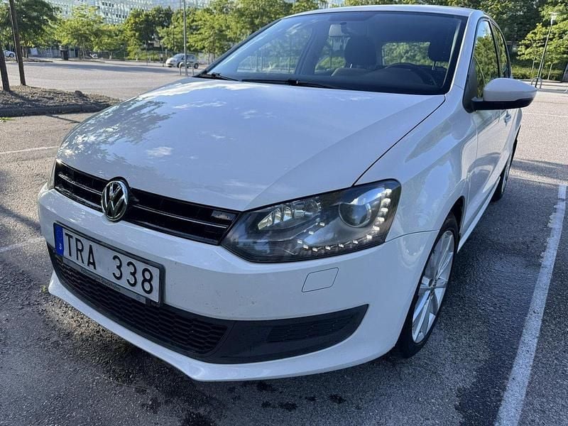 Vit Begagnad 2014 VW Polo Halvkombi | 90 000 kr (Marknadspris) - Bild 1/4