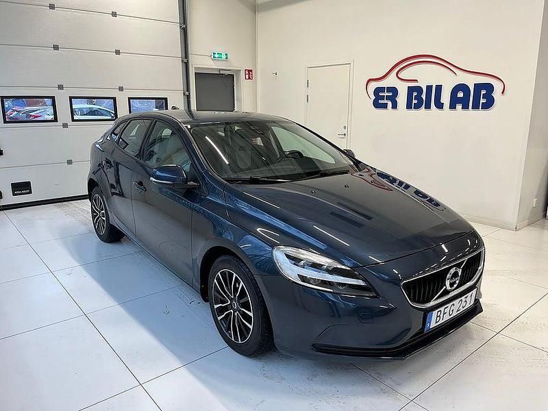 Mörkblå Begagnad 2016 Volvo V40 Momentum Halvkombi | 174 900 kr (Marknadspris) - Bild 1/4