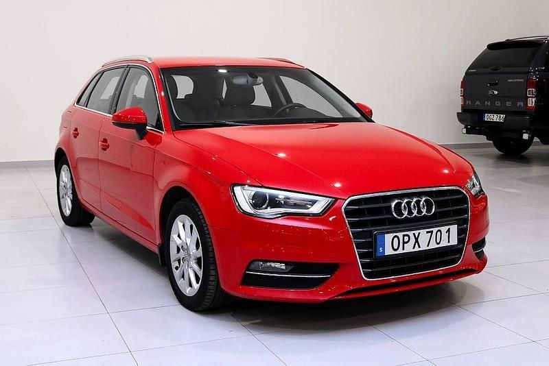 Röd Begagnad 2014 Audi A3 Sportback Attraction Halvkombi | 79 900 kr (Marknadspris) - Bild 1/4