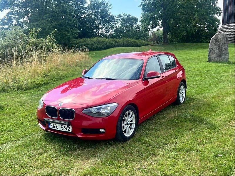 Röd Begagnad 2013 BMW 118 Halvkombi | 53 900 kr (Lite dyr) - Bild 1/4