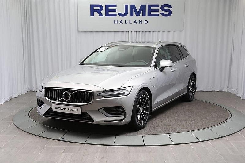 Silver Begagnad 2024 Volvo V60 Plus Kombi | 499 500 kr (Marknadspris) - Bild 1/4