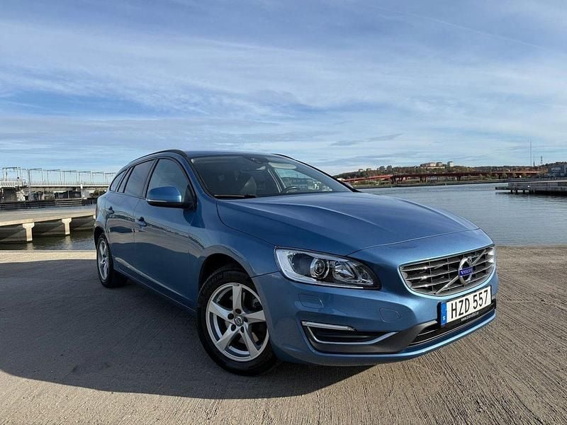 Blå (blå metallic) Begagnad 2016 Volvo V60 Momentum Kombi | 139 500 kr (Bra pris) - Bild 1/4