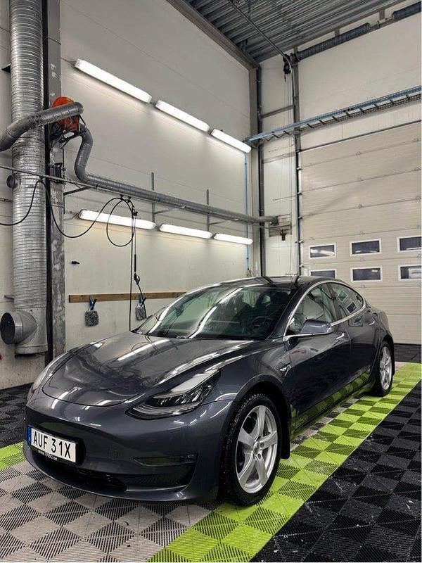 Begagnad 2019 Tesla Model 3 Long Range AWD Sedan | 249 900 kr (Marknadspris) - Bild 1/4