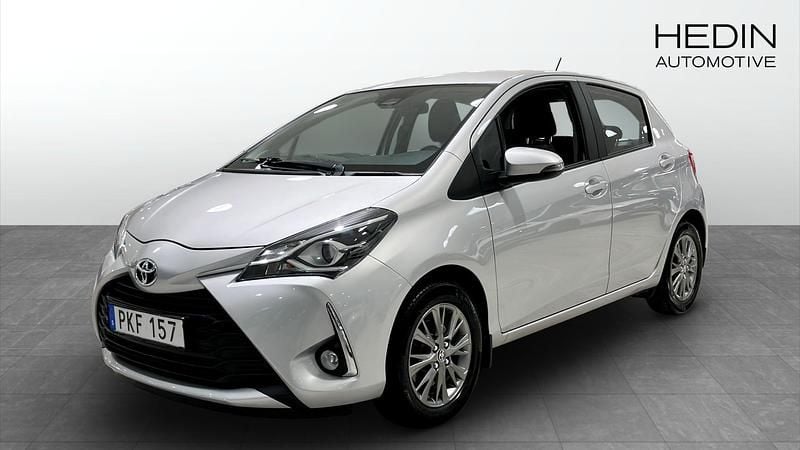 Silver Begagnad 2017 Toyota Yaris Active Halvkombi | 104 000 kr (Marknadspris) - Bild 1/4