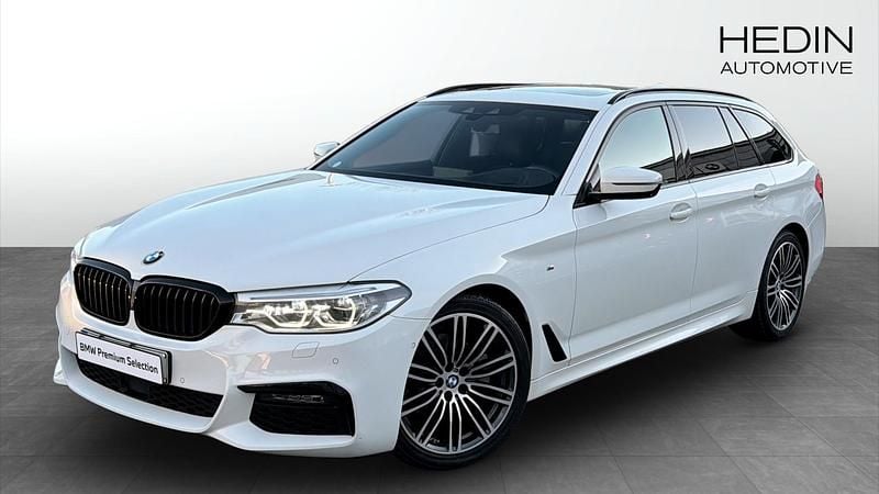 Vit (white) Begagnad 2018 BMW 520 Comfort Edition Kombi | 298 700 kr - Bild 1/4