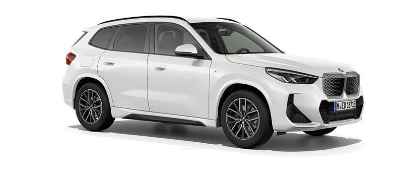Vit (mineral white) Ny 2025 BMW iX1 Shadowline SUV | 557 400 kr (Marknadspris) - Bild 1/3