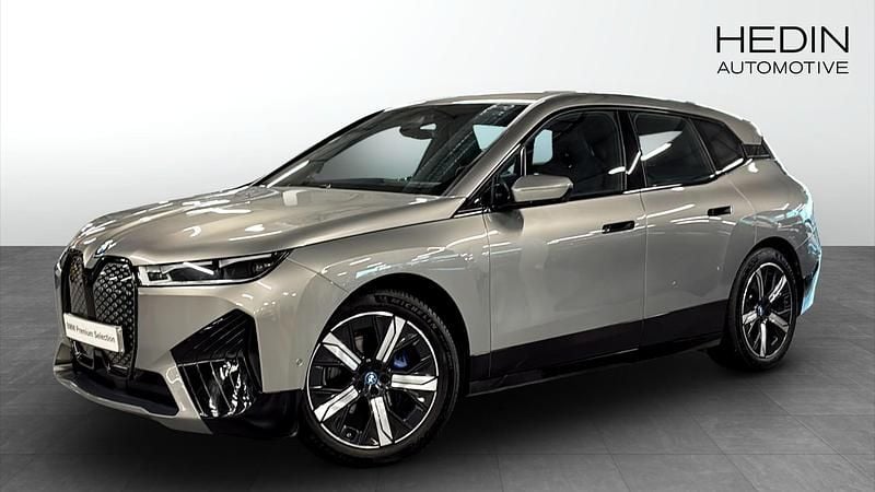 Begagnad 2023 BMW iX Comfort Edition SUV | 508 700 kr (Bra pris) - Bild 1/4