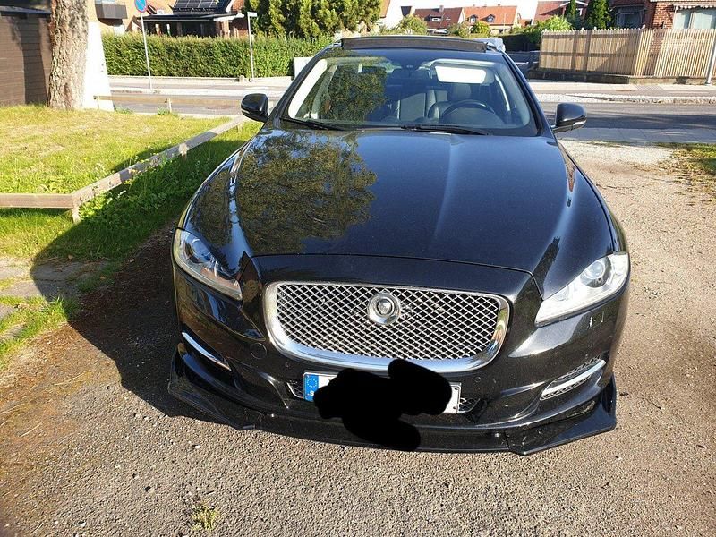 Svart Begagnad 2013 Jaguar XJ Sedan | 200 000 kr - Bild 1/4