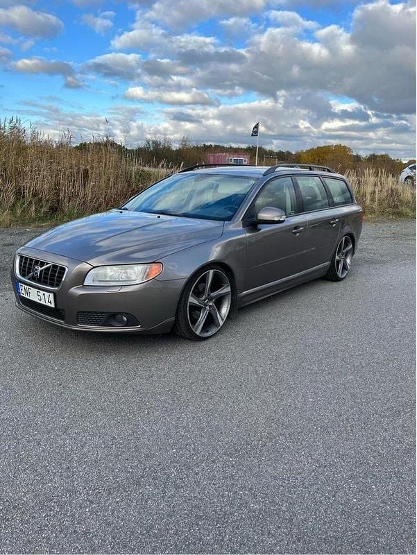 Grå Begagnad 2008 Volvo V70 Momentum Kombi | 38 000 kr (Marknadspris) - Bild 1/4