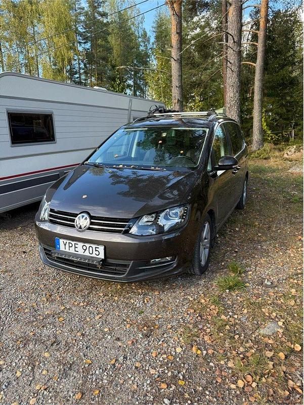 Brun Begagnad 2018 VW Sharan GT Minibuss | 239 000 kr (Superpris) - Bild 1/4