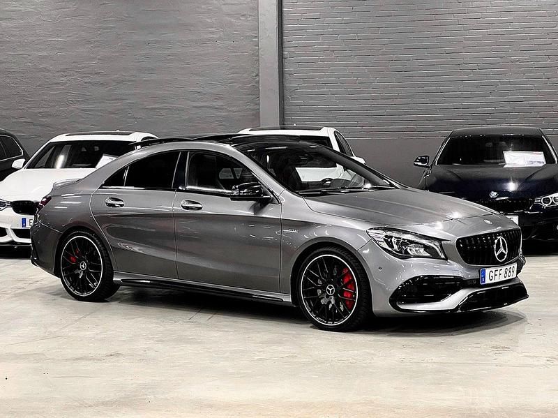 Mörkgrå (grå metallic) Begagnad 2017 Mercedes CLA45 AMG AMG Sportkupé | 339 900 kr (Marknadspris) - Bild 1/4