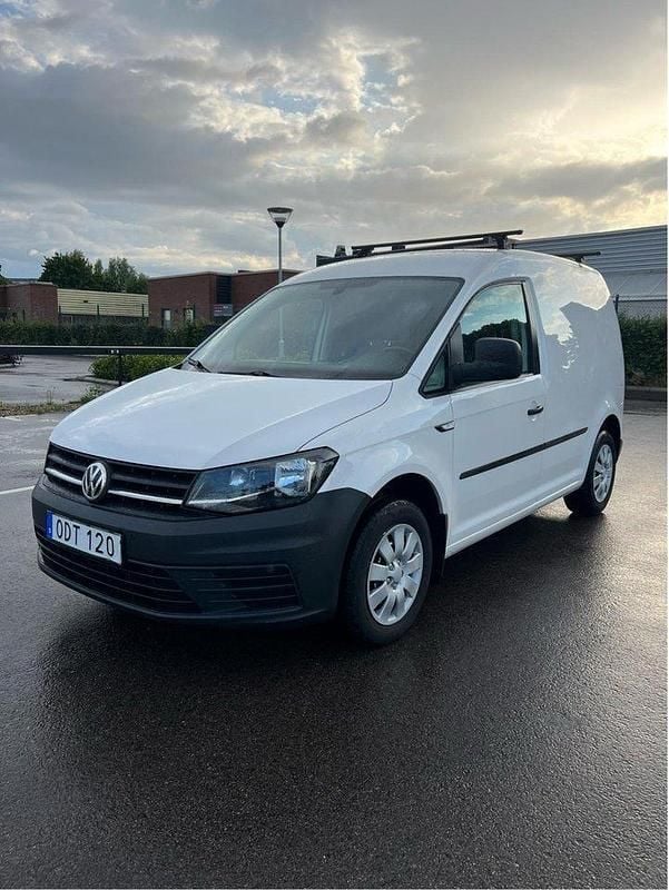 Vit Begagnad 2017 VW Caddy Minibuss | 89 900 kr (Superpris) - Bild 1/4