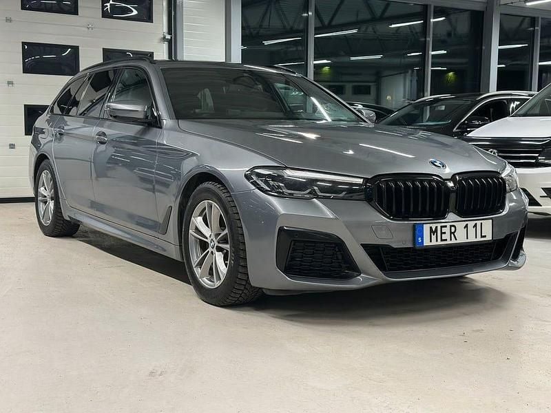 Grå Begagnad 2022 BMW 520 M Sport Kombi | 479 900 kr - Bild 1/4