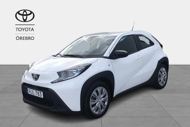 Vit Begagnad 2023 Toyota Aygo Play Halvkombi | 172 900 kr (Marknadspris) - Bild 1/3