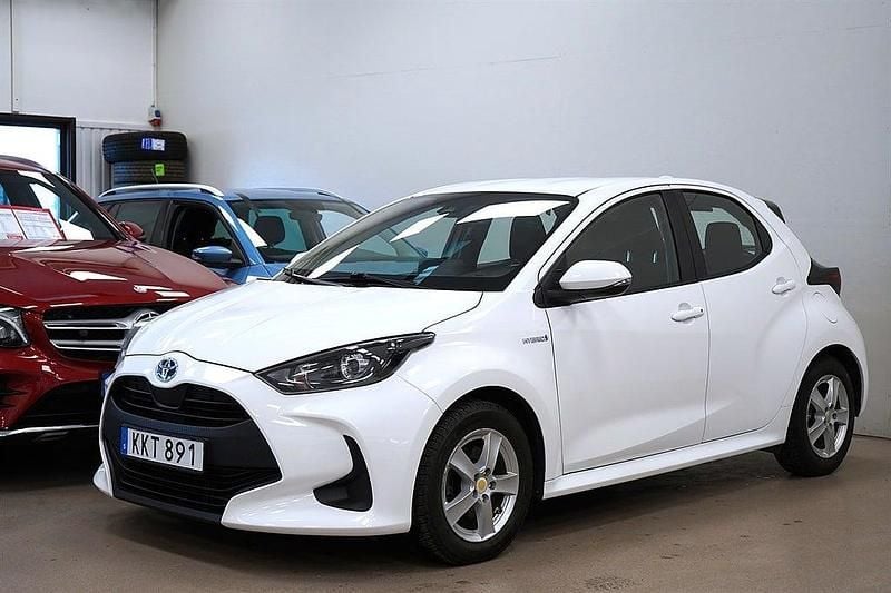 Vit Begagnad 2020 Toyota Yaris Halvkombi | 149 900 kr (Marknadspris) - Bild 1/4