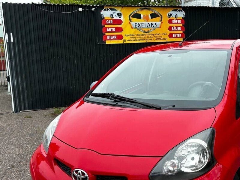 Röd Begagnad 2011 Toyota Aygo Halvkombi | 38 499 kr (Marknadspris) - Bild 1/4