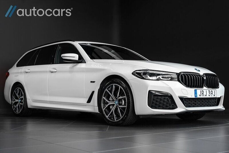 Vit Begagnad 2022 BMW 530e M Sport Kombi | 398 750 kr (Marknadspris) - Bild 1/4
