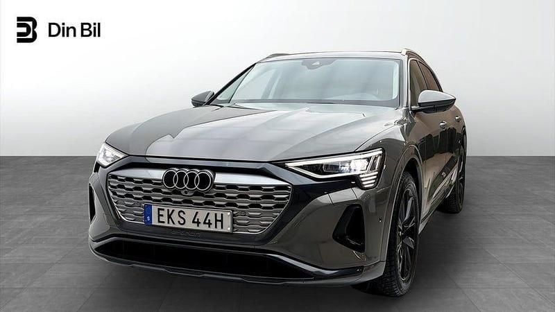 Grå Begagnad 2023 Audi e-tron Proline SUV | 649 000 kr - Bild 1/4