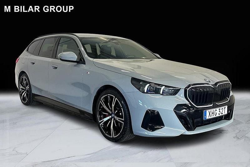 Grå Begagnad 2025 BMW 530e M Sport Kombi | 699 000 kr (Lite dyr) - Bild 1/4