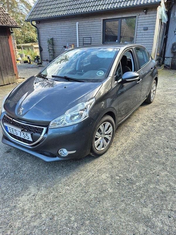 Grå Begagnad 2015 Peugeot 208 Halvkombi | 52 000 kr (Marknadspris) - Bild 1/4