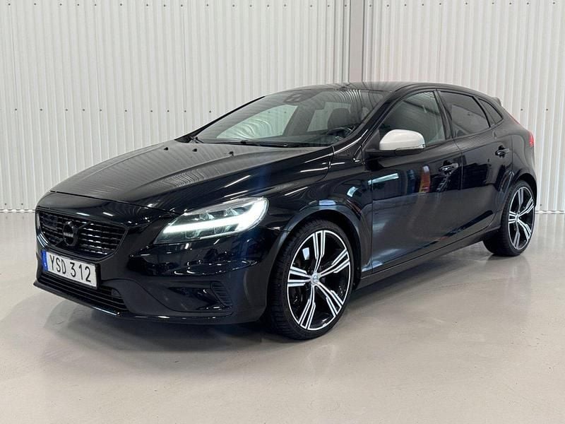 Svart Begagnad 2018 Volvo V40 R-Design Kombi | 209 900 kr (Lite dyr) - Bild 1/4