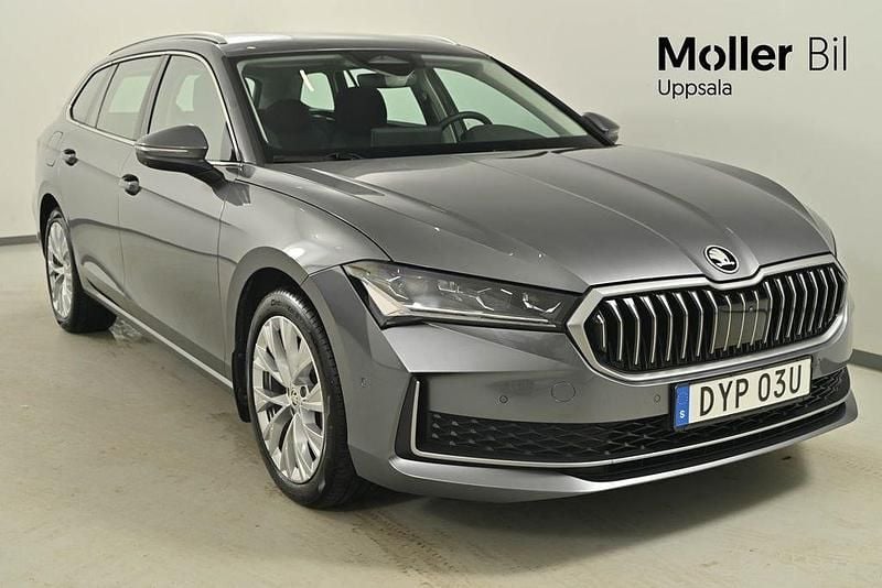 Grå (graphite grey metallic) Begagnad 2024 Skoda Superb Selection Kombi | 429 900 kr (Marknadspris) - Bild 1/3