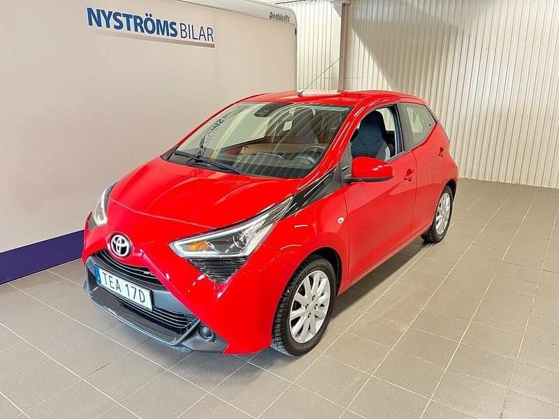 Begagnad Toyota Aygo X-play 72 HK (52 kW) 2019 Röd Halvkombi