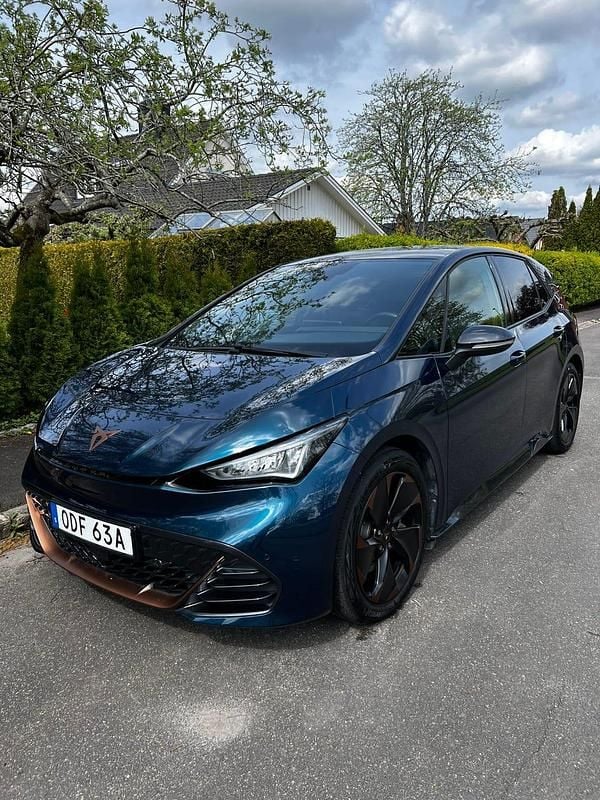 Begagnad Cupra Born e-Boost 169 kW (231 HK) 2022 Aurora blå Halvkombi