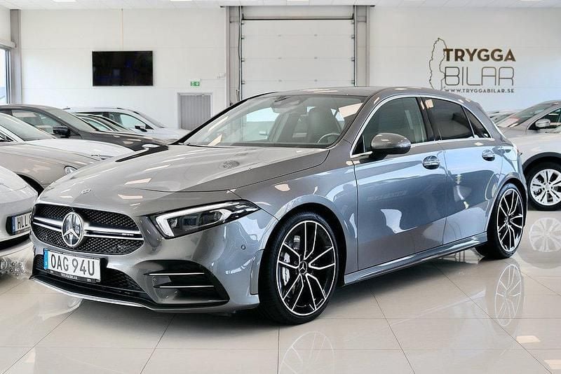 Mörkgrå Begagnad 2022 Mercedes A35 AMG AMG Halvkombi | 439 000 kr (Marknadspris) - Bild 1/4