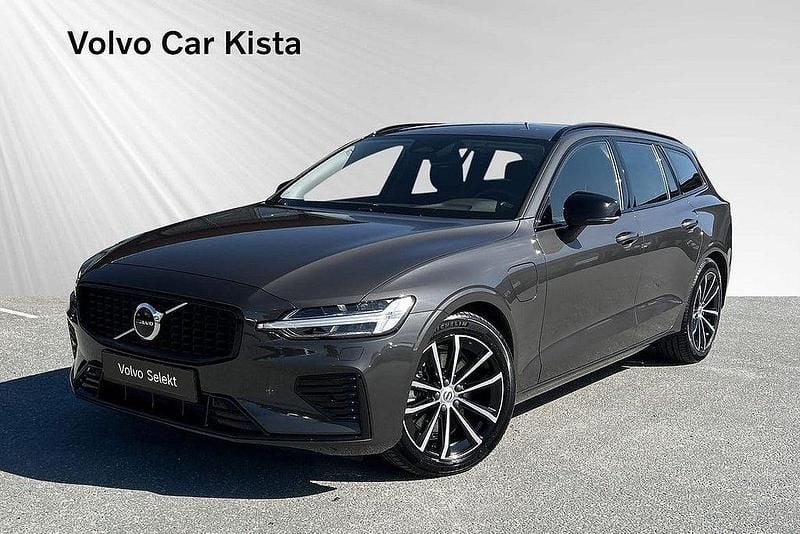 Grå Begagnad 2024 Volvo V60 Plus Kombi | 474 900 kr (Marknadspris) - Bild 1/3