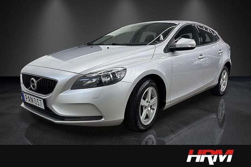 Silver Begagnad 2016 Volvo V40 Kinetic Halvkombi | 134 900 kr (Marknadspris) - Bild 1/4