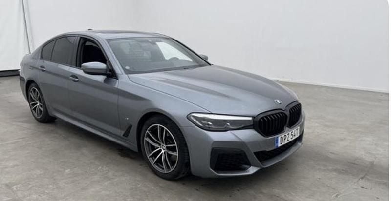 Blå Begagnad 2021 BMW 520 M Sport Sedan | 450 000 kr (Lite dyr) - Bild 1/4