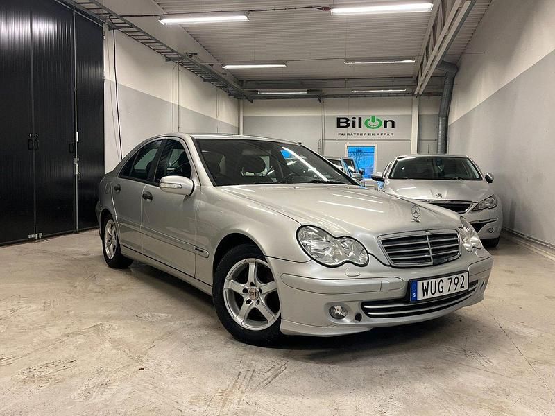 Silver Begagnad 2005 Mercedes C200 Classic Sedan | 59 900 kr (Lite dyr) - Bild 1/4