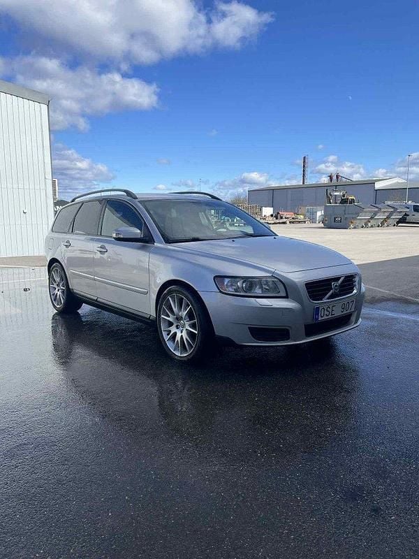 Grå Begagnad 2008 Volvo V50 Kinetic Kombi | 34 500 kr (Marknadspris) - Bild 1/4
