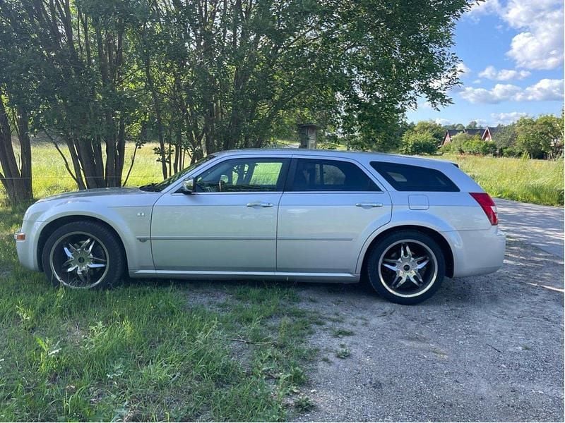 Silver Begagnad 2005 Chrysler 300C Touring Kombi | 55 000 kr (Marknadspris) - Bild 1/4