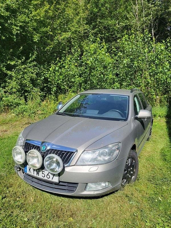 Brun Begagnad 2012 Skoda Octavia Elegance Kombi | 15 000 kr - Bild 1/4