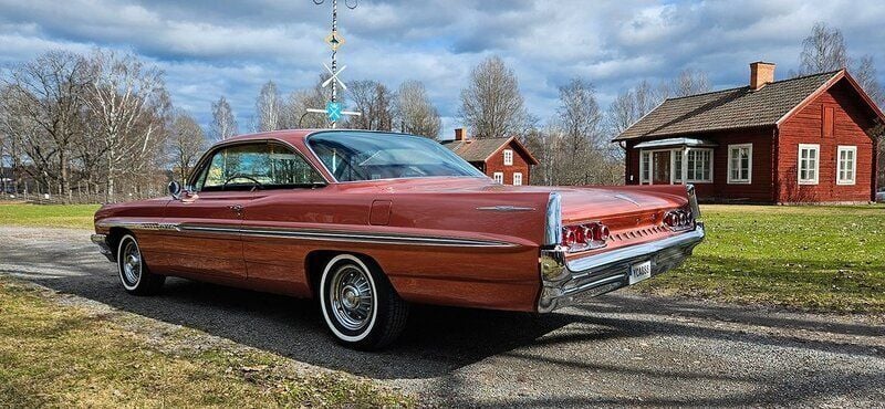 Ljusröd Begagnad 1961 Pontiac Bonneville | 299 000 kr - Bild 1/4